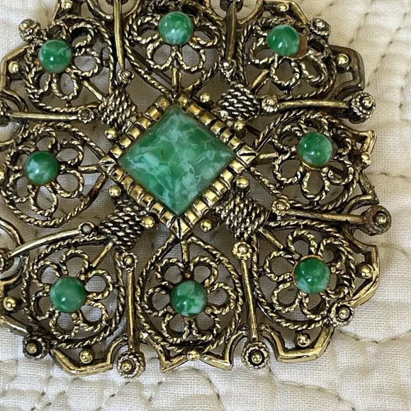 Vintage Open Work Green Faux Stone Gold tone ‎ Ornate  Pin Brooch - Picture 1 of 9